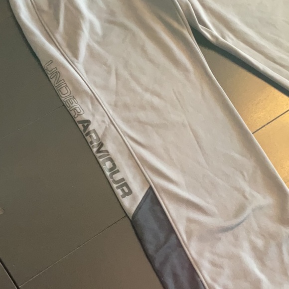 Boys Under Armour Sweatpants in charcoal gray. Size: Youth Medium. - Picture 4 of 4